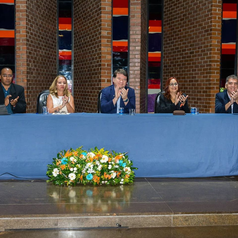 28 anos mesa