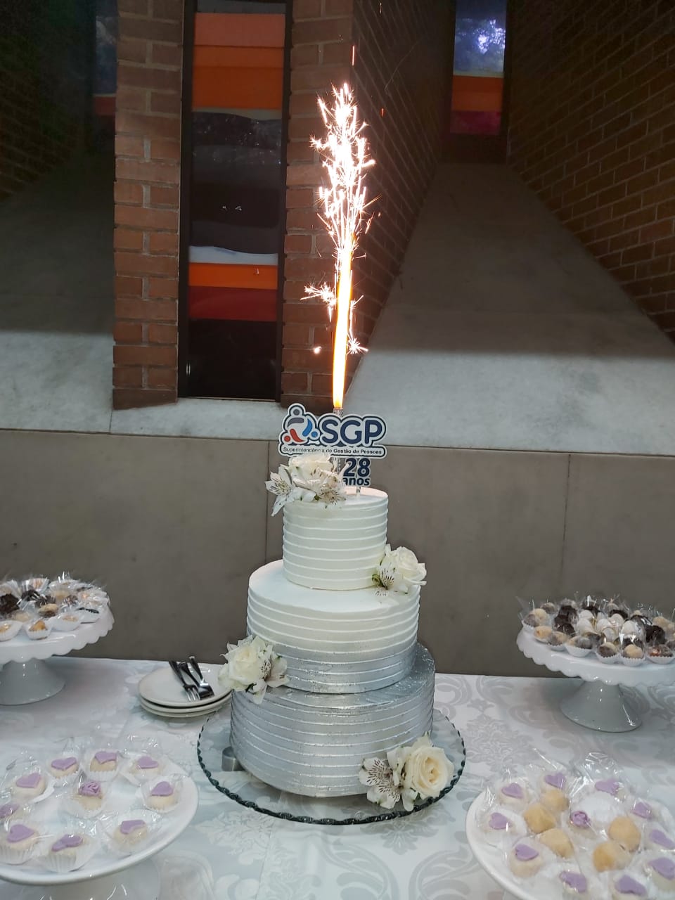 bolo 28 anos